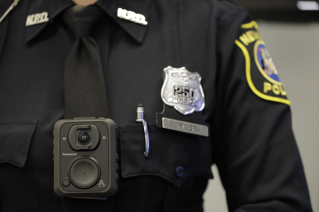 Newark Police Body Cameras Полицията в Ню Йорк изтегля 2990 персонални камери, след като една се запали