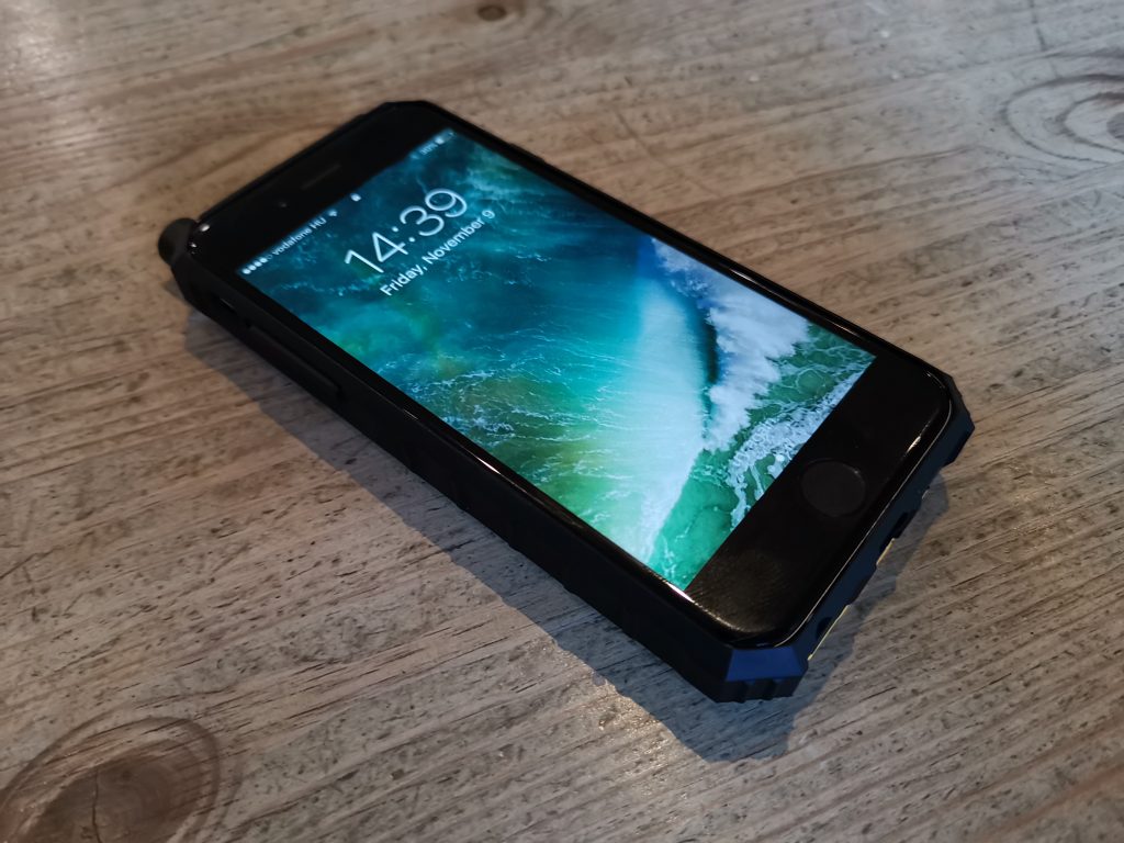 NO.1 IP01 – защитен калъф за iPhone с вградена радиостанция и допълнителна батерия