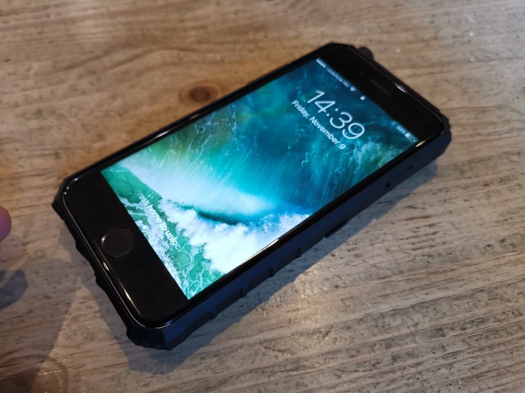 NO.1 IP01 – защитен калъф за iPhone с вградена радиостанция и допълнителна батерия