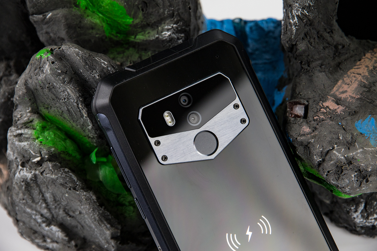 Лед и пламък: смартфонът OUKITEL WP1 с тройна защита издържа на всичко