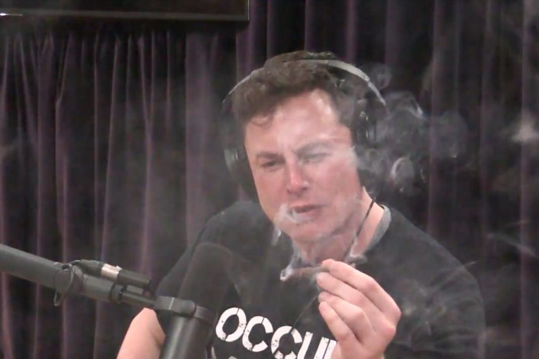 anons NASA ще разследва SpaceX, защото Илон Мъск пуши марихуана
