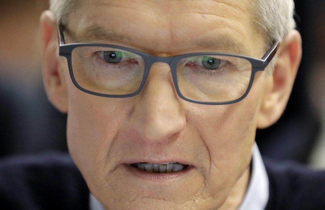 Тим Кук назова основните причини за слабите продажби на iPhone