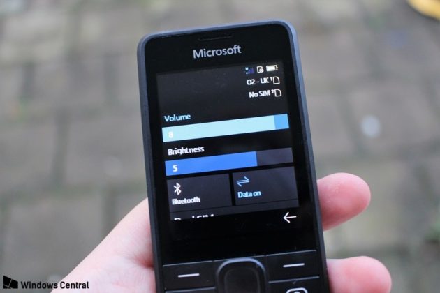 Странно устройство: Microsoft има телефон с бутони и интерфейс на Windows 10 Mobile