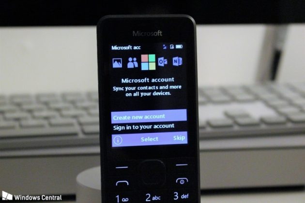 Странно устройство: Microsoft има телефон с бутони и интерфейс на Windows 10 Mobile