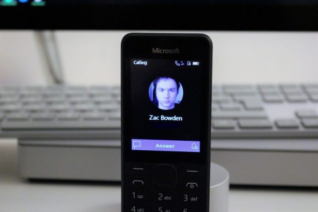 Странно устройство: Microsoft има телефон с бутони и интерфейс на Windows 10 Mobile
