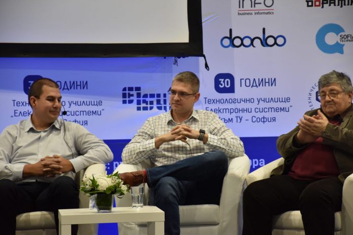 4 Телелинк Бизнес Сървисис получи Почетен юбилеен знак за принос в развитието на Технологично училище „Електронни системи“ към Технически университет (TУEC ĸъм TУ-Coфия)