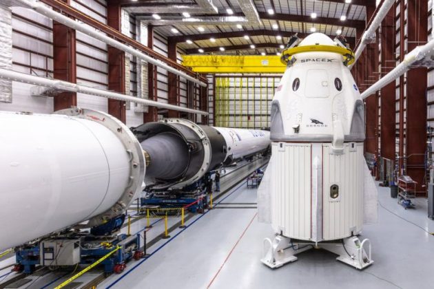 Пилотираният космически кораб на SpaceX е покрит със слънчеви панели