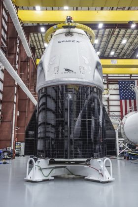 Пилотираният космически кораб на SpaceX е покрит със слънчеви панели