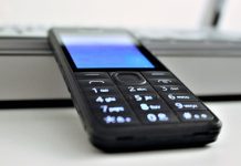 Странно устройство: Microsoft има телефон с бутони и интерфейс на Windows 10 Mobile