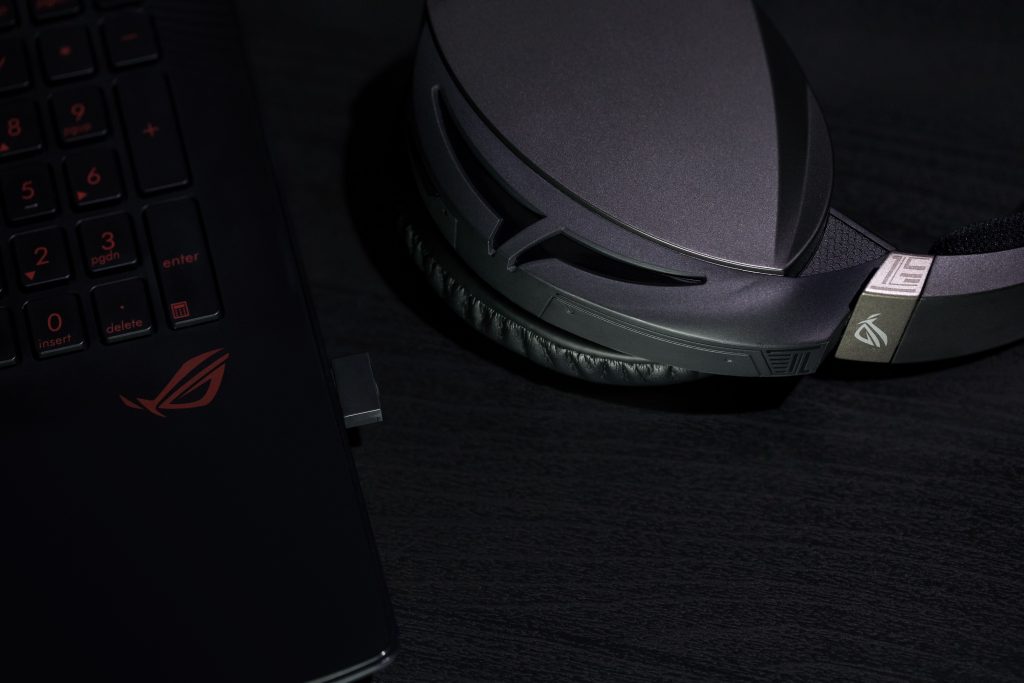 ASUS Republic of Gamers пуска на българския пазар геймърските слушалки ROG Strix Fusion 700 и ROG Strix Fusion Wireless