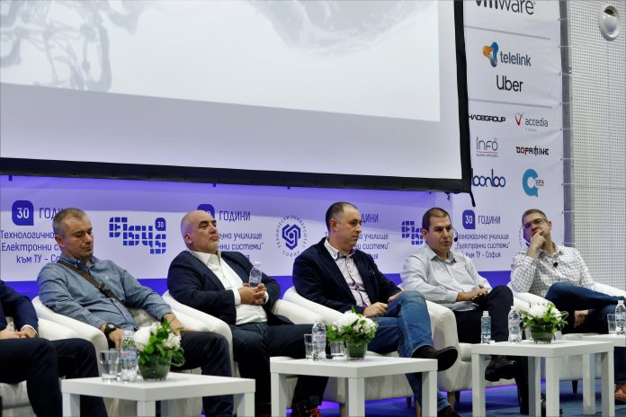 vm 2 VMware получи Почетен юбилеен знак за принос в развитието на Технологично училище „Електронни системи“ към Технически университет