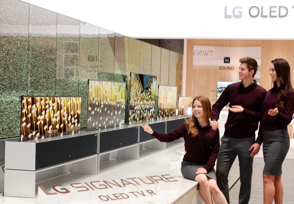 LG представи първия в света навиващ се телевизор на CES 2019