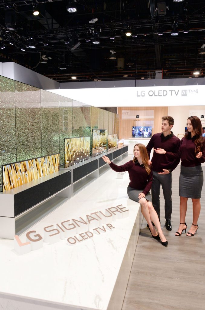 LG представи първия в света навиващ се телевизор на CES 2019