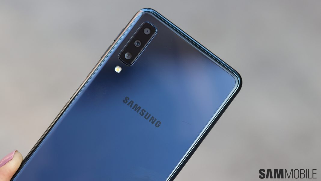 Сгъваемият смартфон на Samsung ще работи с тройна камера