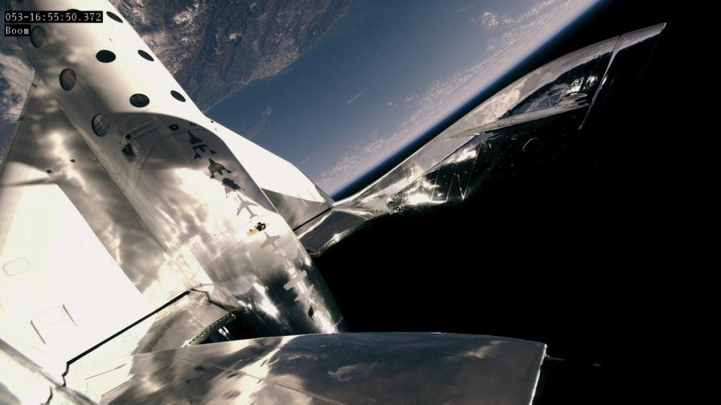 Virgin Galactic изведе първия си пасажер до ръба на космоса