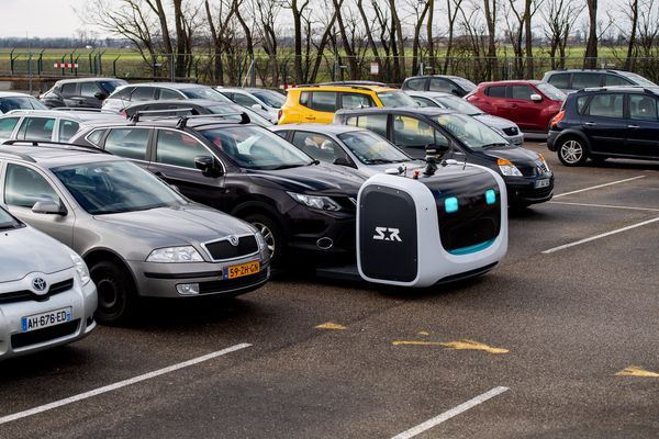 Роботи вече паркират автомобилите в едно от най-оживените летища във Франция