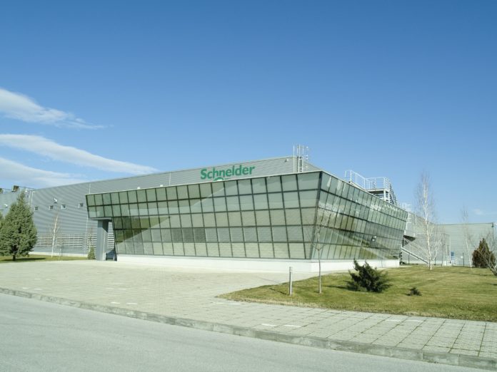 OLYMPUS DIGITAL CAMERA Отворен е приемът на кандидатури за финалната фаза от обучителната програма Industrial Excellence Academy на Schneider Electric
