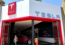 Tesla затваря повечето магазини и преминава към онлайн продажби