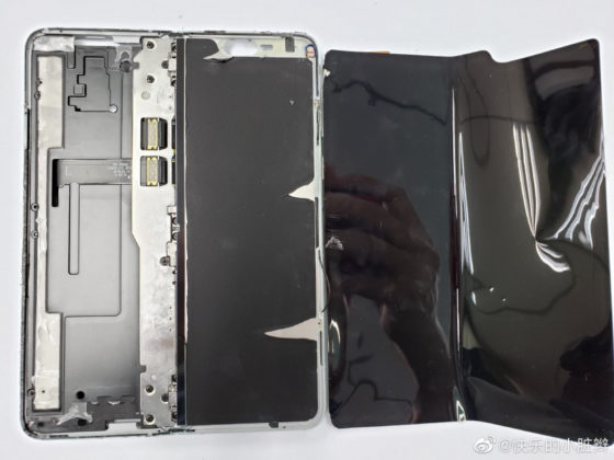 Отвориха Galaxy Fold и можем да видим какво има вътре