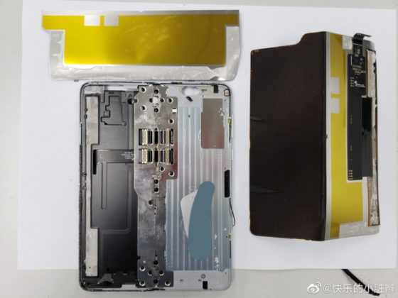 Отвориха Galaxy Fold и можем да видим какво има вътре