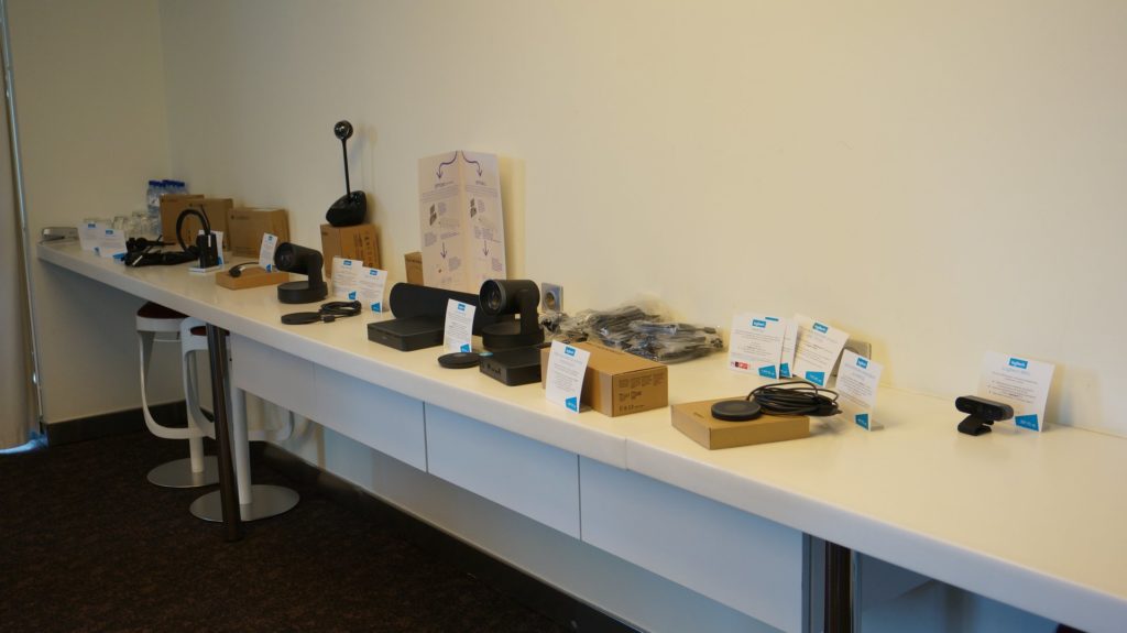 Logitech демонстрира успешното си портфолио за видеоконферентни решения