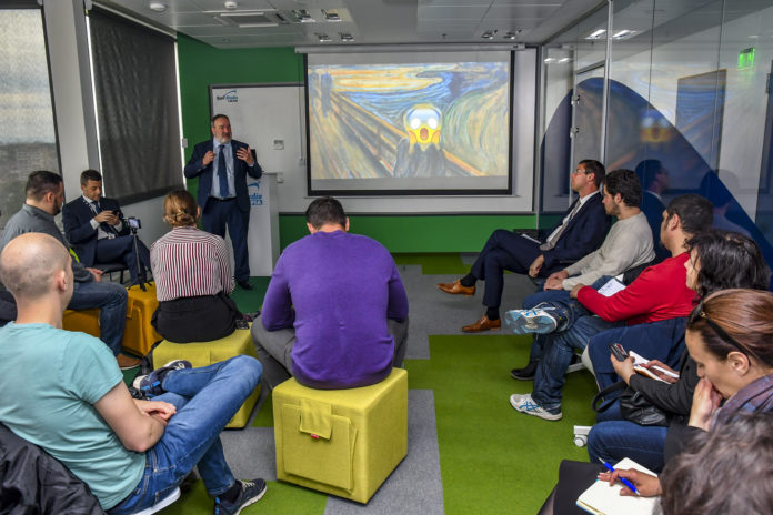 Erik_Lutz_Innovation_leader_KBC_Group ОББ и ДЗИ отварят лаборатория за иновации SurfStudio