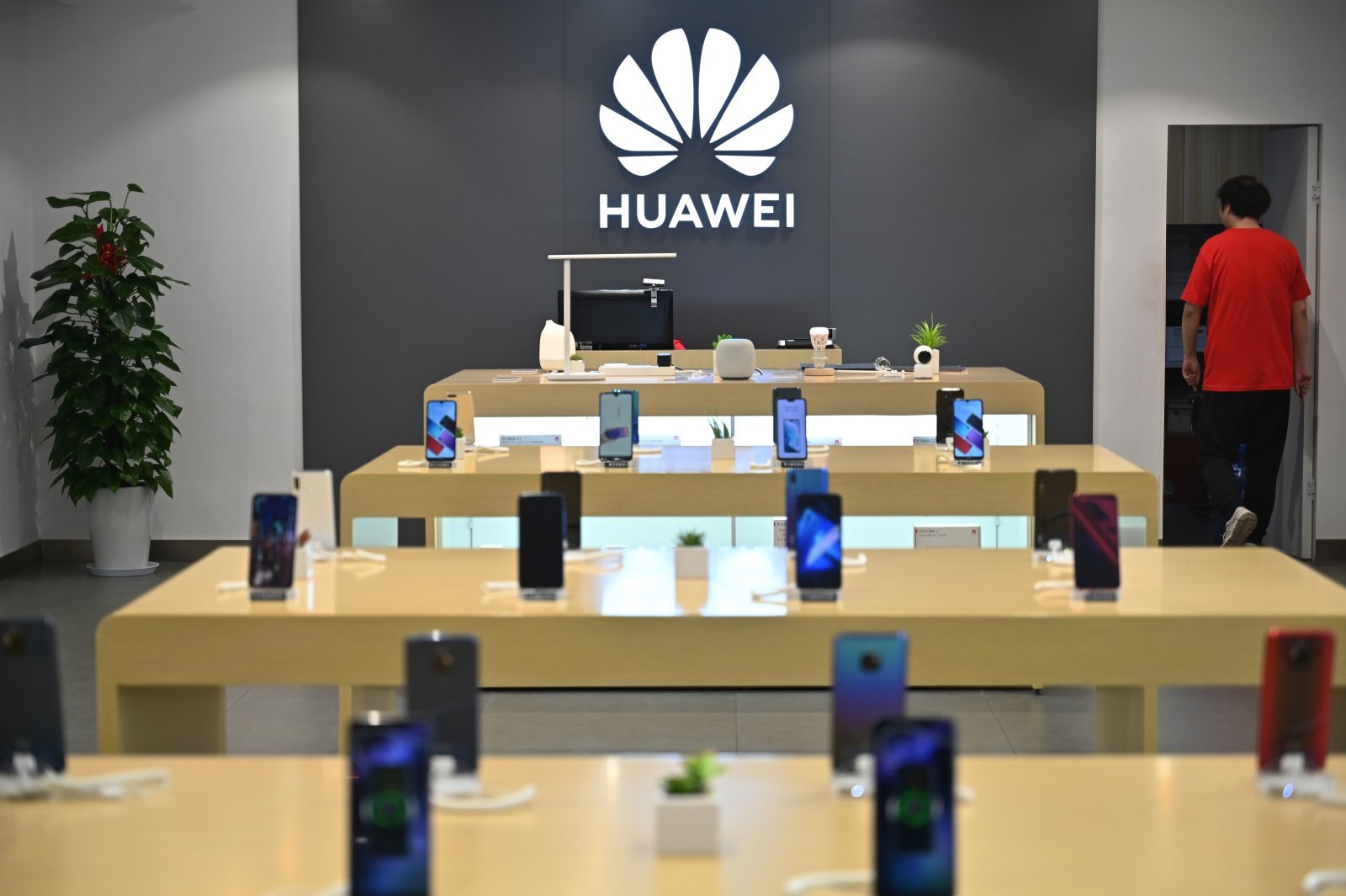 Huawei обвини FedEx в пренасочване на фирмени документи към САЩ