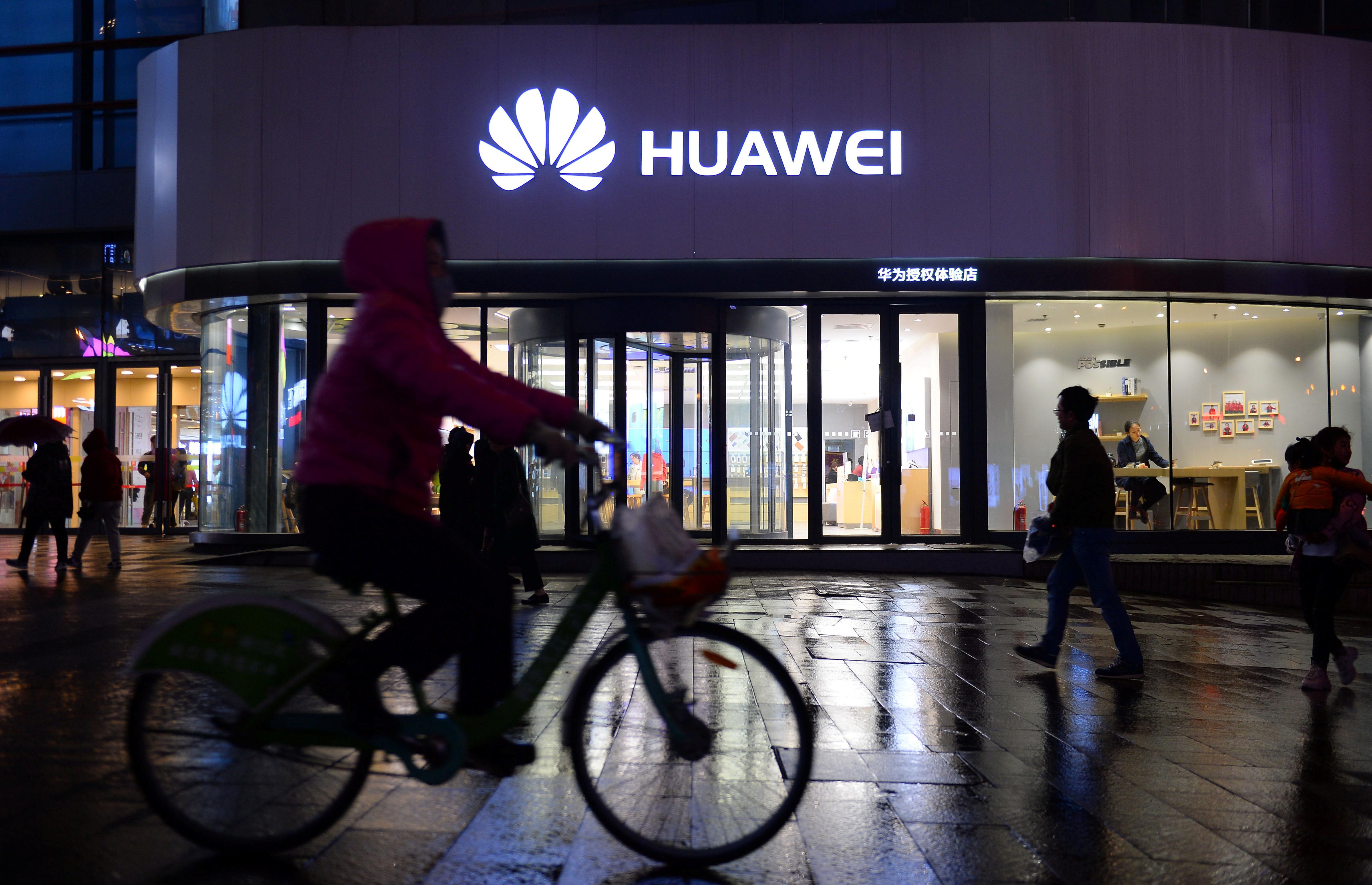 САЩ разреши на Huawei до 19 август да купува американски компоненти и да предлага обновявания