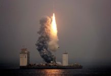 Сегмент от китайска ракета се е върнал неконтролируемо в атмосферата и се е разпаднал над Индийския океан