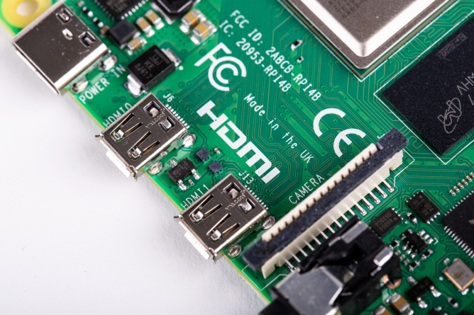 Новият миникомпютър Raspberry Pi 4 има по-бърз процесор и поддържа два 4К дисплея