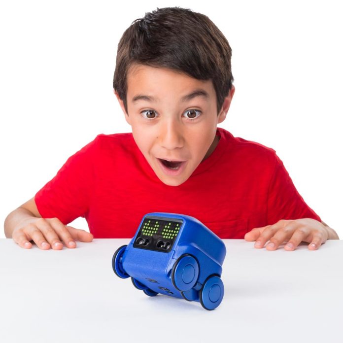 dete_s_robot И играчките за деца вече са инфлуенсери