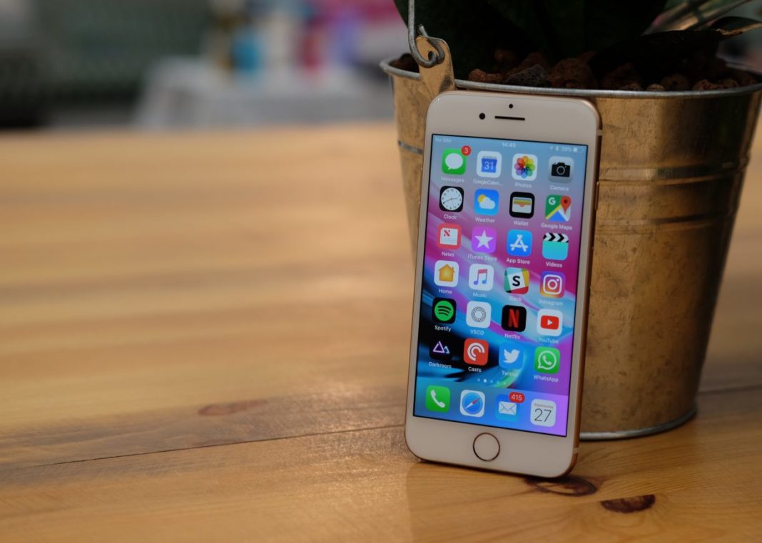 евтин iPhone Apple разработва по-евтин iPhone без лъскави екстри