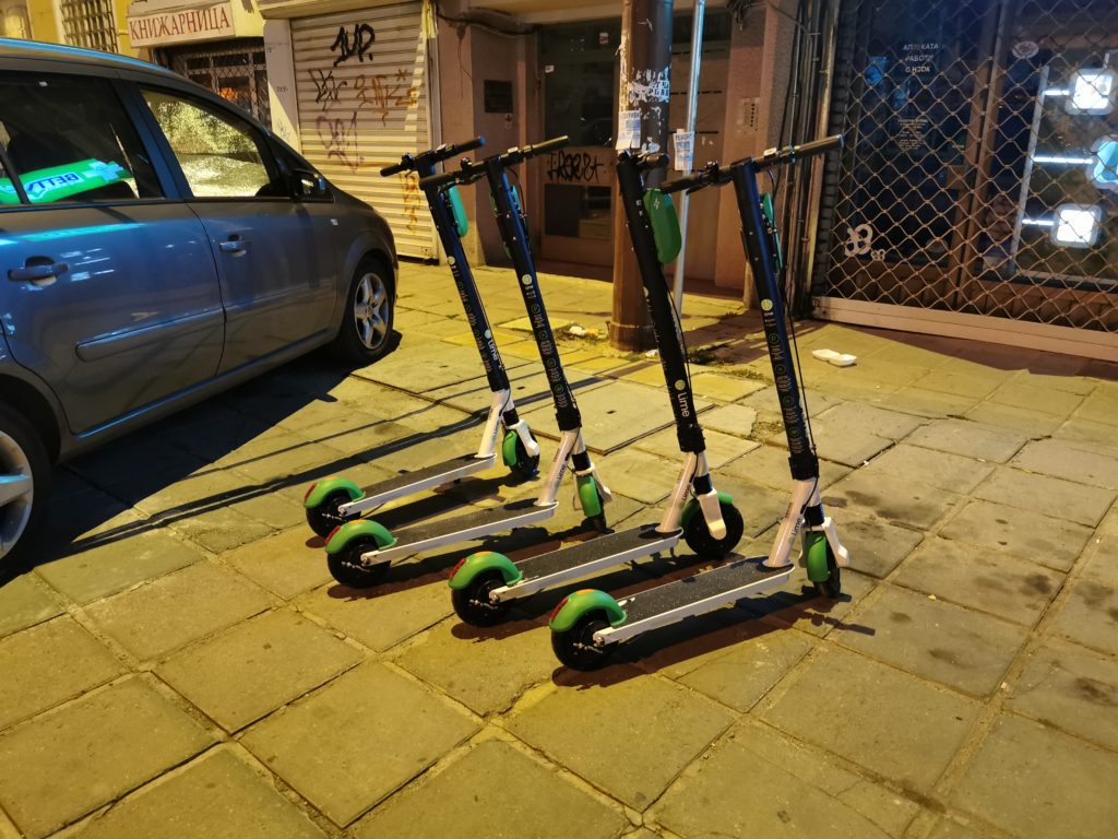 Услугата за споделено ползване на електрически тротинетки Lime от днес работи в София