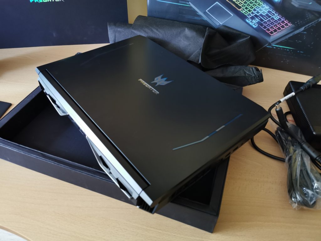 Ревю на геймърския лаптоп Acer Predator Helios 700 – с плъзгаща клавиатура и овърклок режим