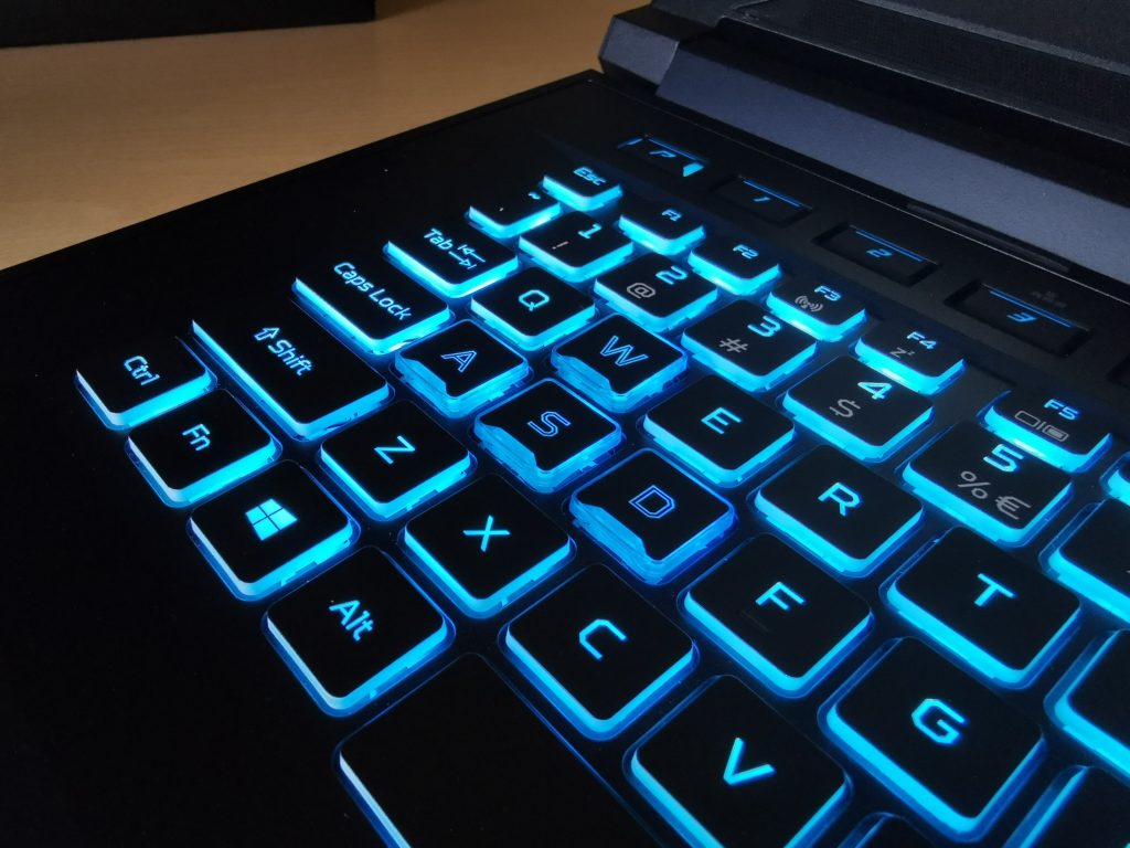 Ревю на геймърския лаптоп Acer Predator Helios 700 – с плъзгаща клавиатура и овърклок режим