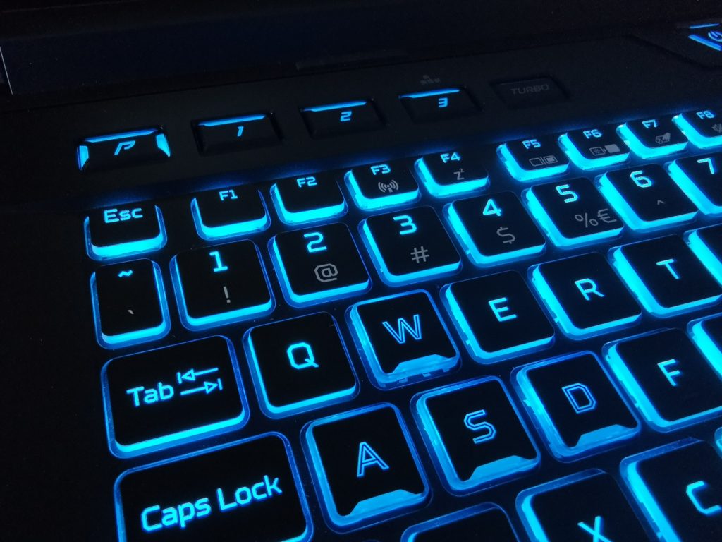 Ревю на геймърския лаптоп Acer Predator Helios 700 – с плъзгаща клавиатура и овърклок режим