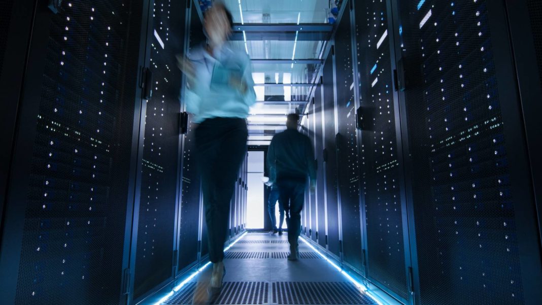 data-centre-corridor-working-people Дейта центровете – инфраструктурата, без която интернетът е невъзможен