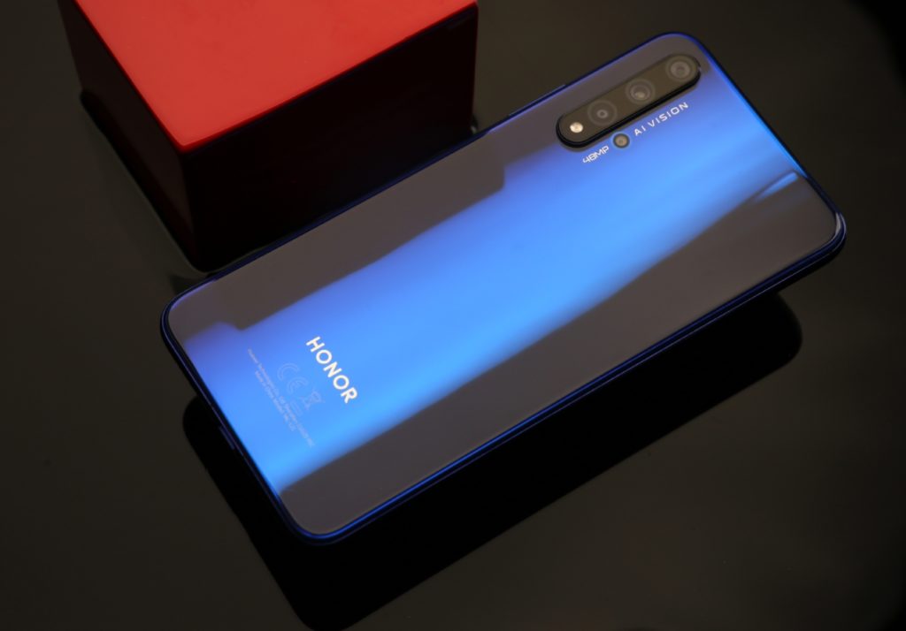 Продажбите на флагмана HONOR 20 стартират днес в България