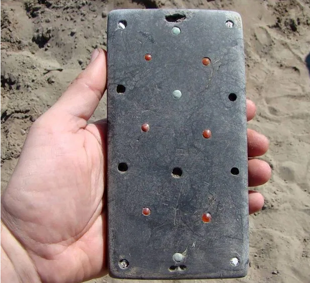 Археолози откриха „iPhone“ на 2100 години