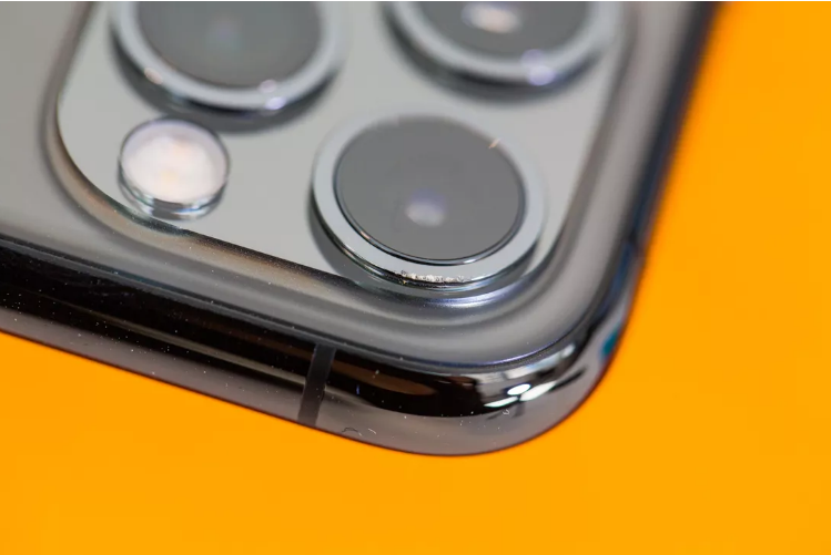 Вижте как се справят iPhone 11 и iPhone 11 Pro в тестовете за издържливост: телефонът издържа на ударите, но не и камерата