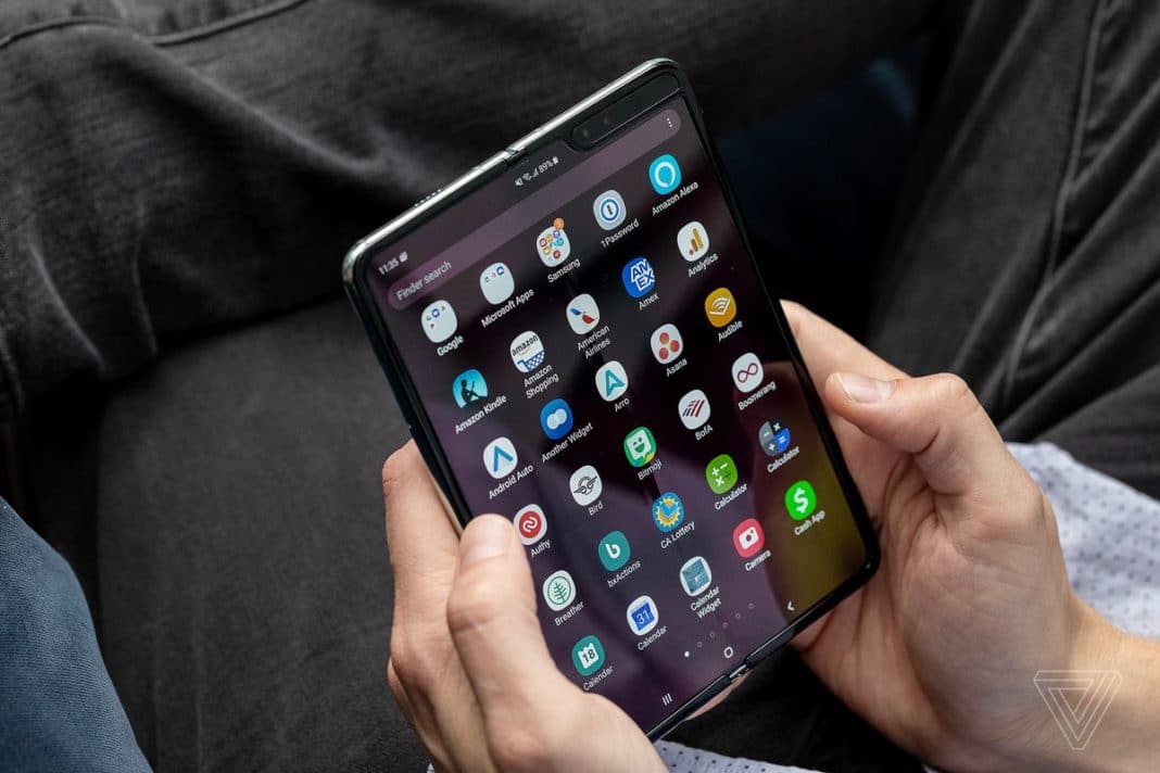 Проблемът с екрана на новия Galaxy Fold може би е поради дефект в механизма