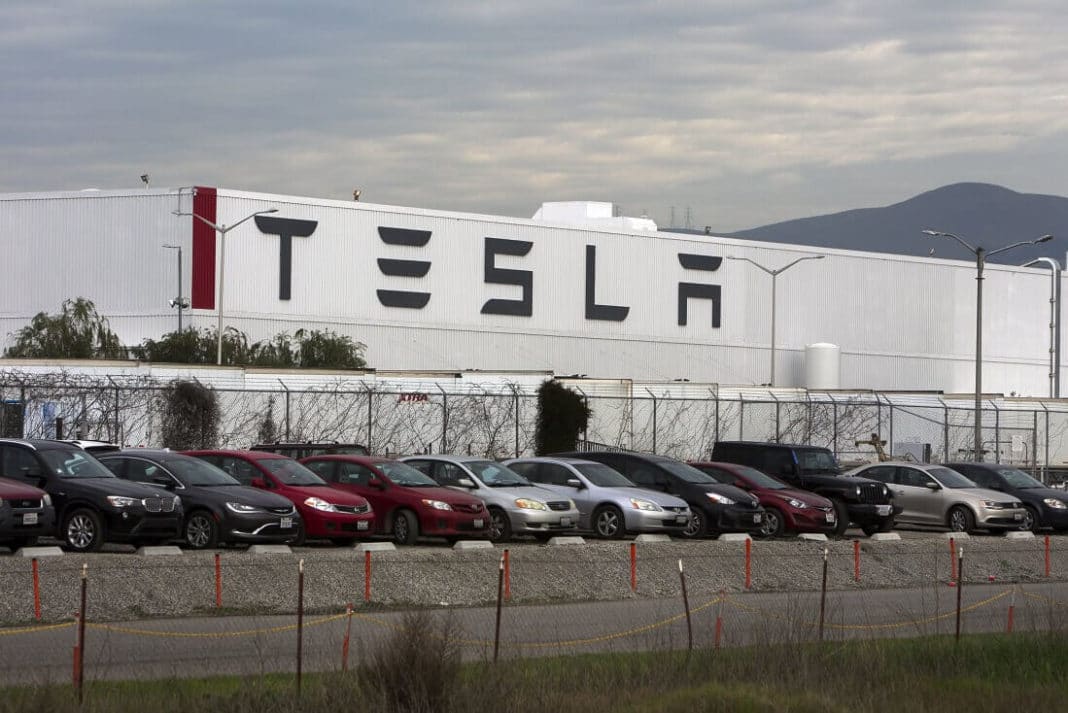 tesla Съдия постановяви, че Тесла и Мъск са нарушили трудовите закони на САЩ