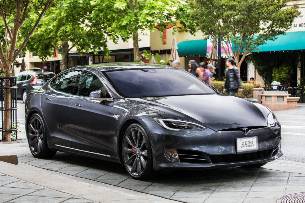Притежателите на електромобилите Tesla ще могат да настройват звука на клаксона и електродвигателите