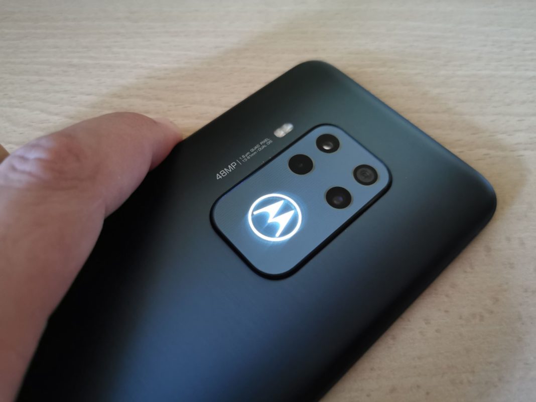 Ревю на Motorola One Zoom с четири камери