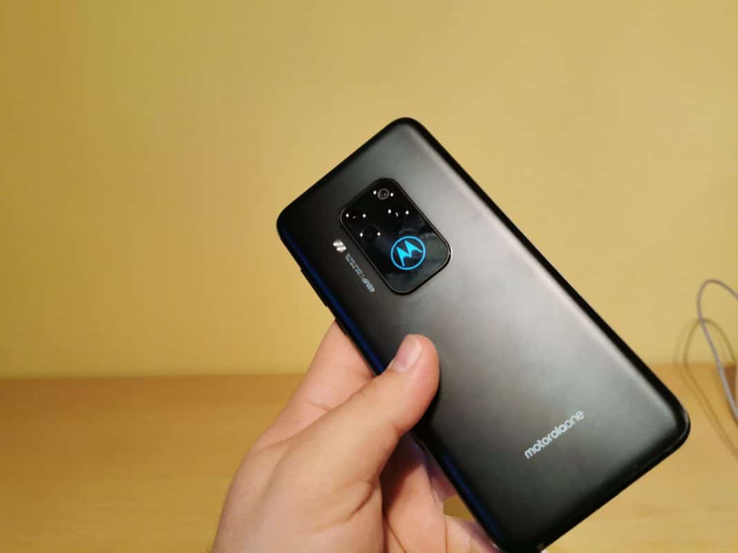 Ревю на Motorola One Zoom с четири камери