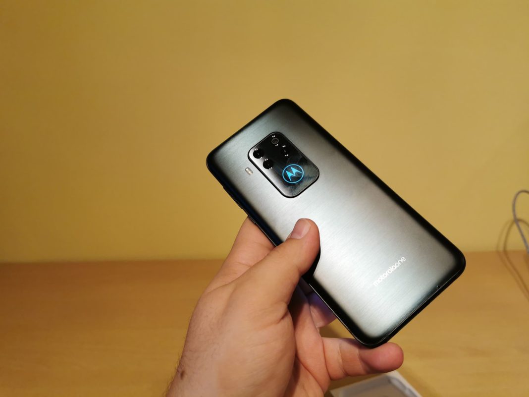Ревю на Motorola One Zoom с четири камери