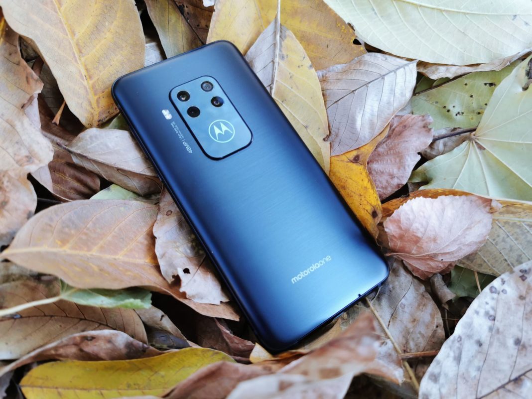 Ревю на Motorola One Zoom с четири камери