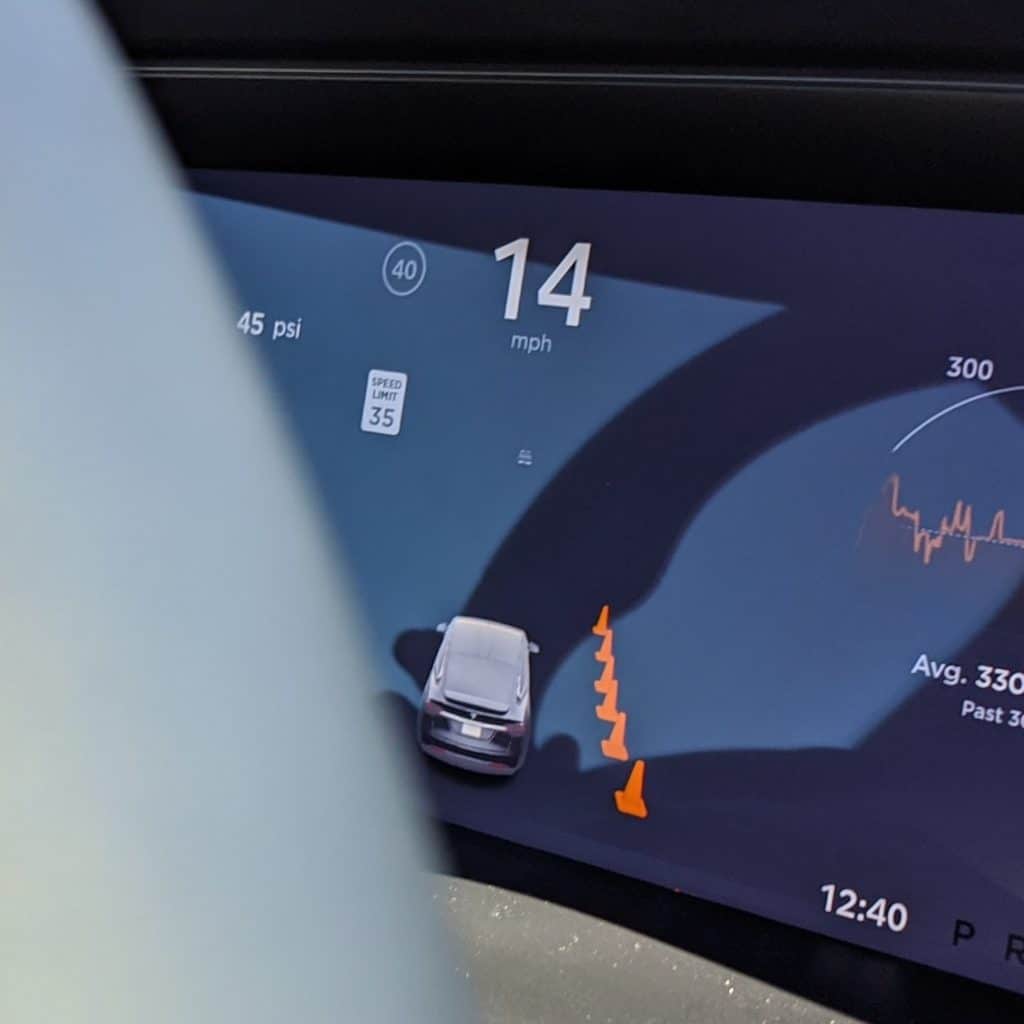 Автопилотът на Tesla вече може да разпознава конуси на пътя