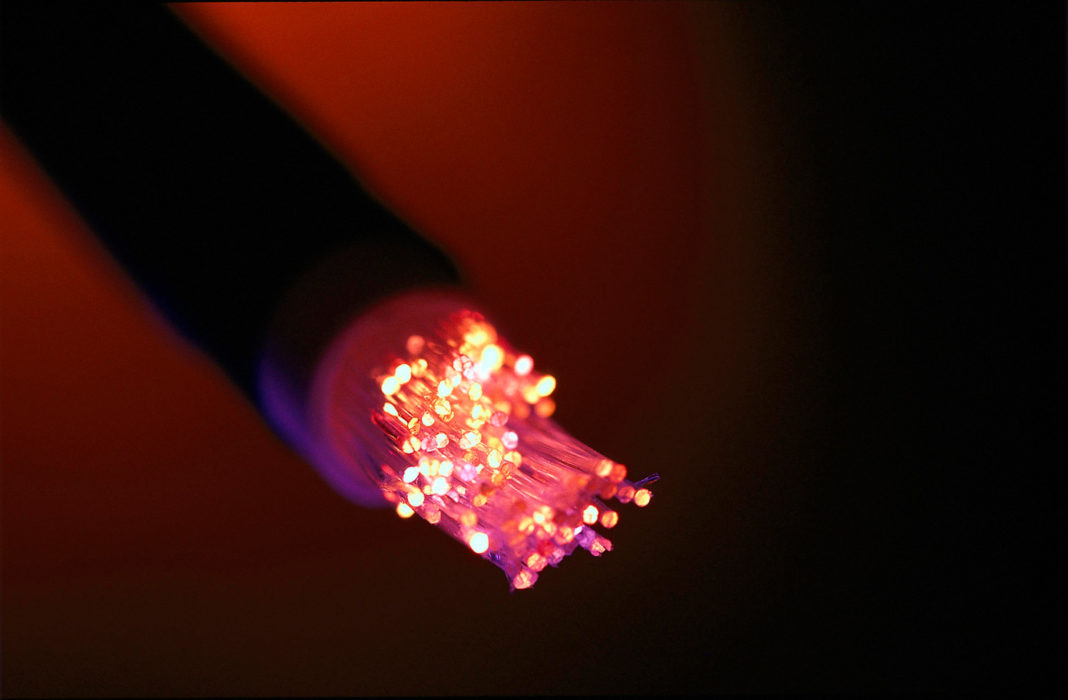 Close-up of a fiber optic Учените превръщат подводни оптични кабели в сеизмографи