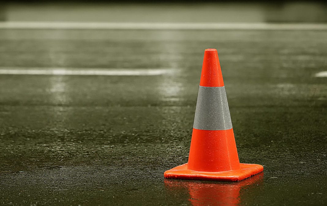 Close-Up Of Traffic Cone On Wet Street Автопилотът на Tesla вече може да разпознава конуси на пътя